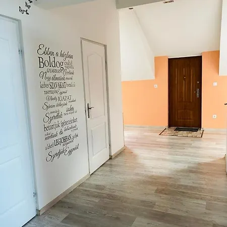 R-andi Feszek Apartment *